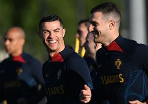 Cristiano sonriente durante un entrenamiento de la selección portuguesa en Oeiras