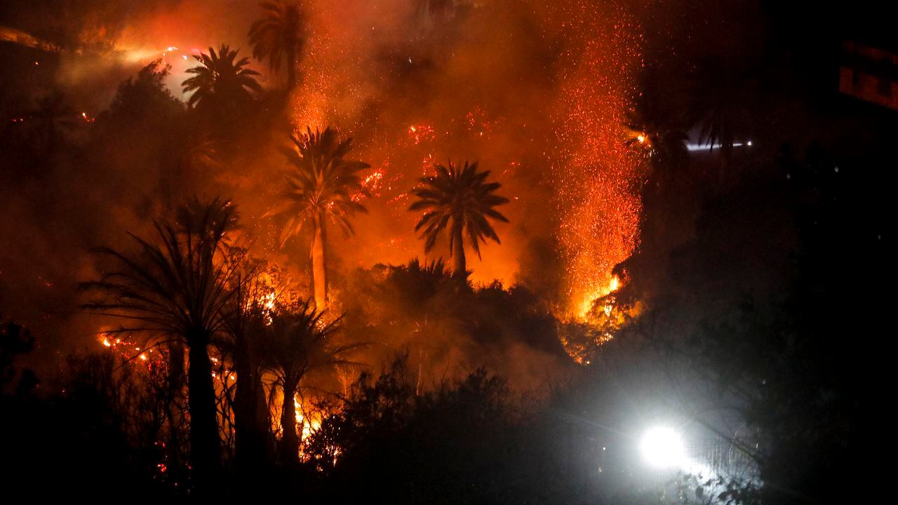 Dos muertos y cientos de casas incineradas dejó el incendio en Valparaíso.