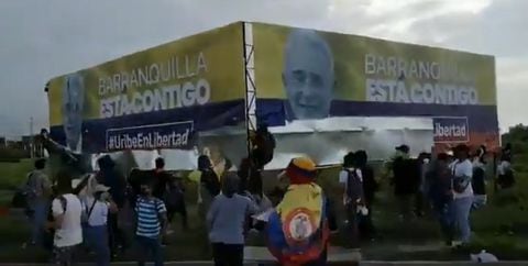 Dos vallas de apoyo al expresidente Uribe fueron destruidas en Barranquilla.