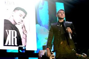 LOS ÁNGELES, CA - 21 DE ENERO: El cantante Kevin Roldán actúa en el escenario durante el Calibash 2017 en el Staples Center el 21 de enero de 2017 en Los Ángeles, California.  (Foto de Scott Dudelson/Getty Images)