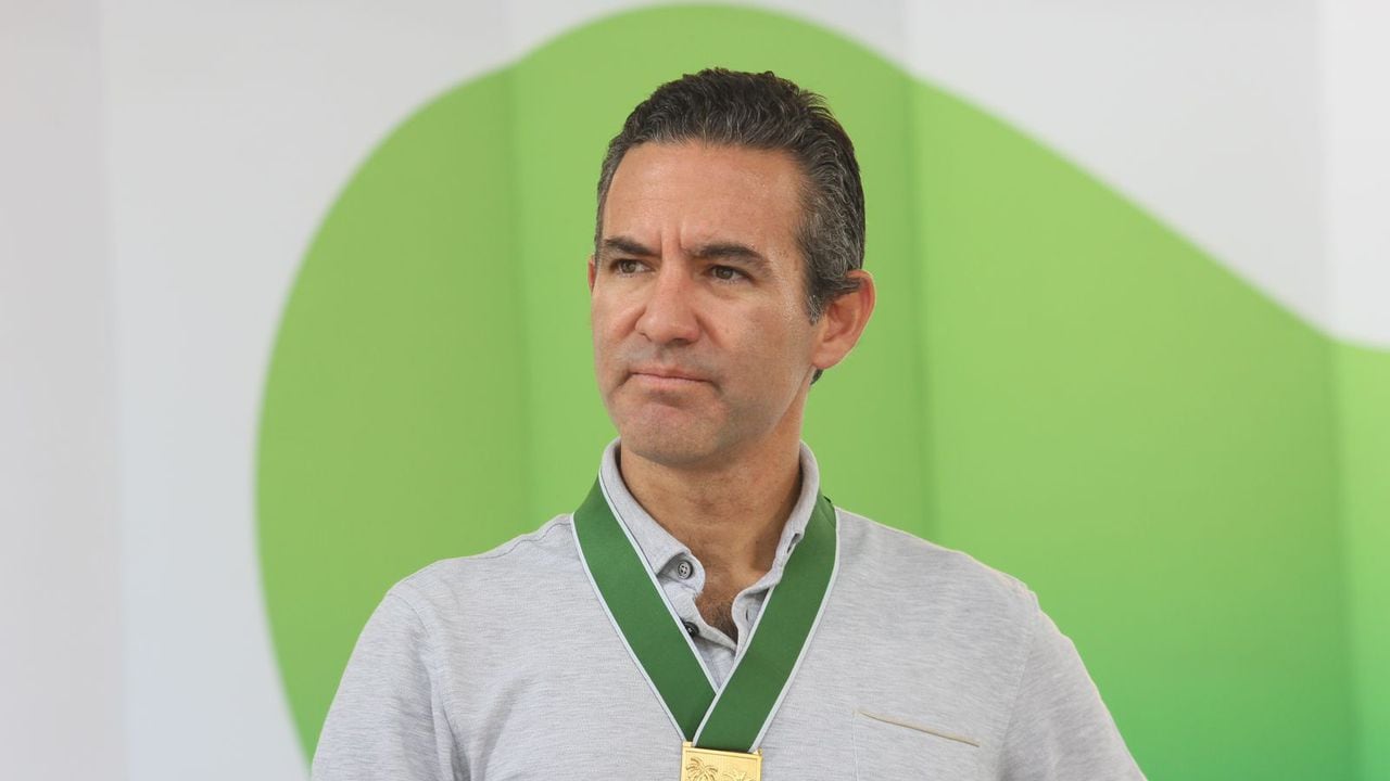 David Vélez, fundador de Nubank, fue condecorado por el gobernador de Antioquia. Foto: Gobernación de Antioquia.