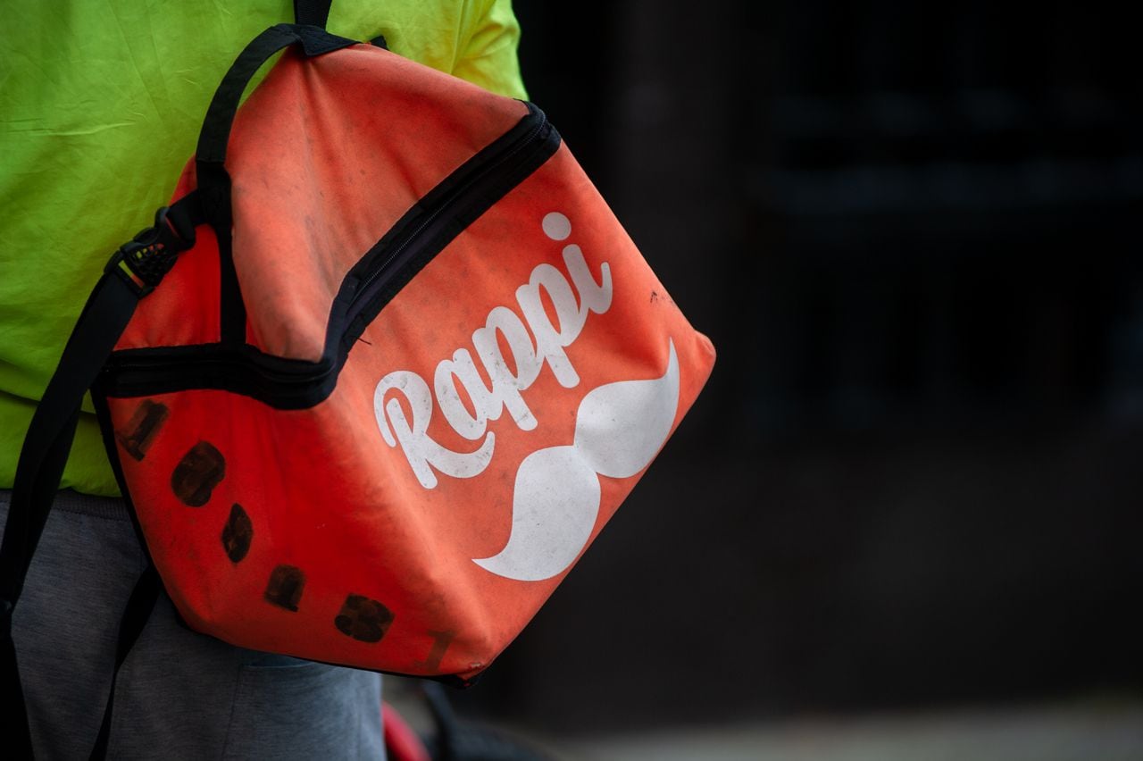 Una bolsa de entrega Rappi de un mensajero el 11 de diciembre de 2020, en Bogotá, Colombia