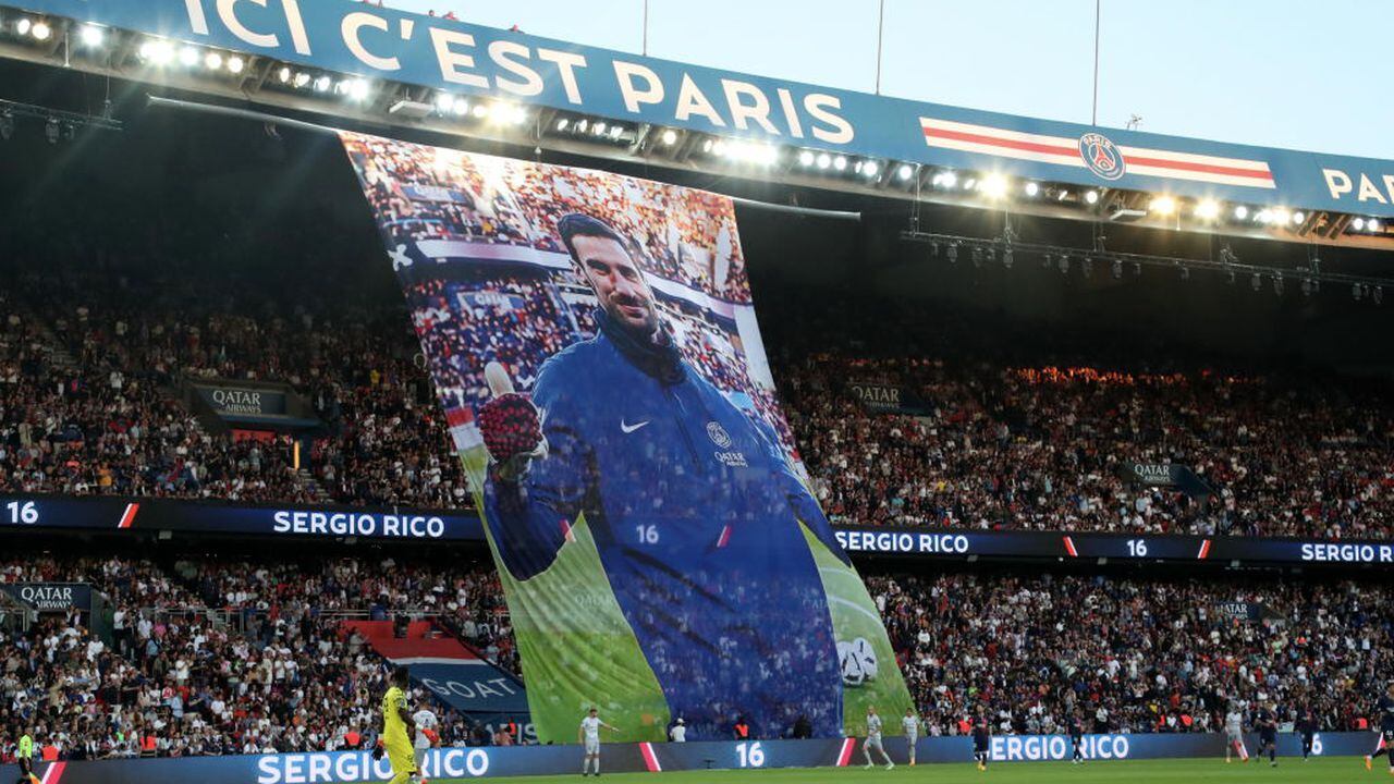 Hinchada del PSG despliega bandera con la fotografía de su jugador Sergio Rico.
