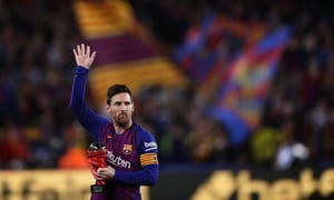 En esta foto de archivo del sábado 6 de abril de 2019, Lionel Messi, delantero del Barcelona, agradece al público antes de un partido en el Camp Nou (AP Foto/Manu Fernández, archivo)