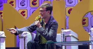 Isaac Hempstead-Wright en el escenario de la Comic Con Colombia