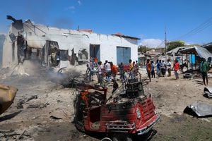 Civiles en la escena de una explosión en el distrito Hamarweyne de Mogadiscio, Somalia, el 12 de enero de 2022. Foto REUTERS/Feisal Omar