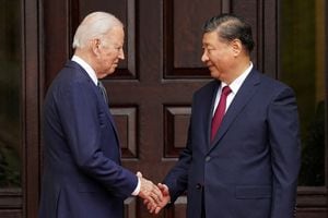 El presidente estadounidense, Joe Biden, le da la mano al presidente chino, Xi Jinping, en la finca Filoli, al margen de la cumbre de Cooperación Económica Asia-Pacífico (APEC), en Woodside, California, Estados Unidos, el 15 de noviembre de 2023.