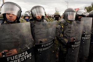 Miembros del ejército ecuatoriano hacen guardia mientras manifestantes indígenas marchan hacia la capital Quito después de una semana de protestas contra las políticas económicas y sociales del presidente Guillermo Lasso, en Machachi, Ecuador, el 20 de junio de 2022. Foto REUTERS/Johanna Alarcon