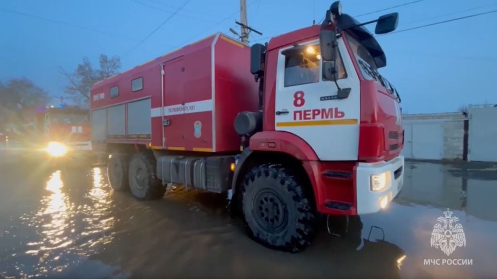 En la declaración hecha por el municipio de Orsk, una gran área en la región quedó inundada como resultado de una gran rotura en la presa del río Ural que pasa por la ciudad. Más de 700 personas fueron evacuadas de la zona inundada.