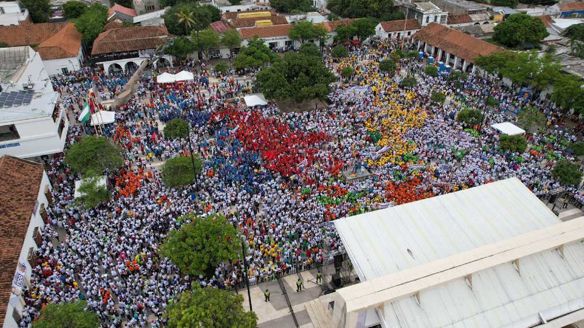Miles de personas llenaron la plaza Alfonso López en Valledupar para escuchar a Fico Gutiérrez.