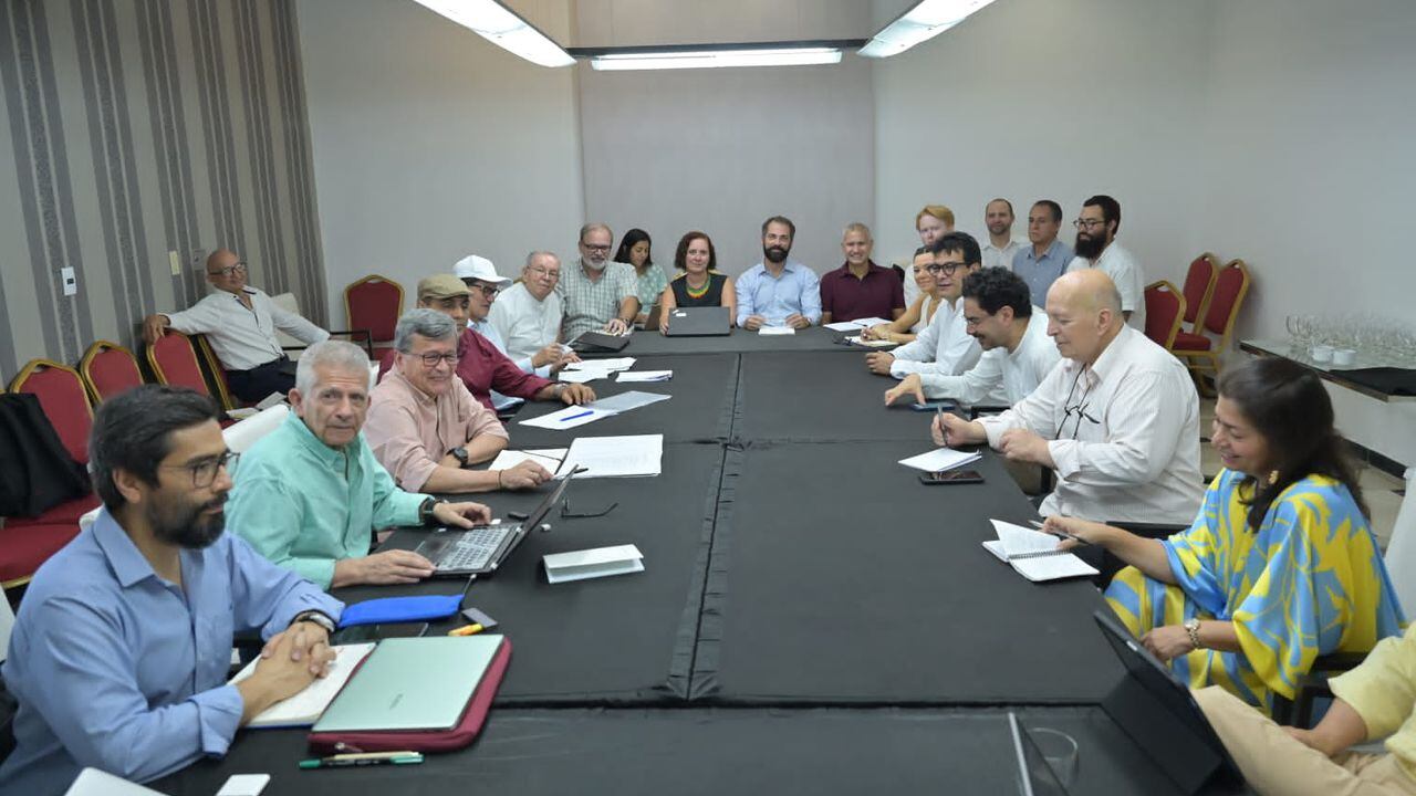 Negociadores del Gobierno y del ELN en sesión de trabajo en La Habana (Cuba).