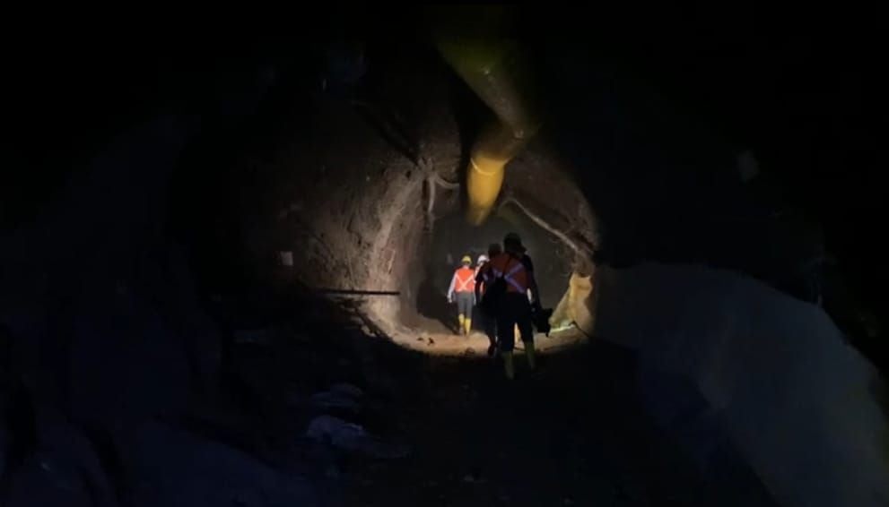 Para el acceso a la mina de Buritacá, el personal debe ir acompañado de miembros de la Fuerza Pública. Inclusive, deben portar chalecos para evitar ser afectados por los disparos que realizan los invasores de los túneles.