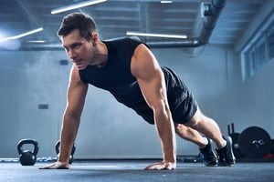Son un tipo de ejercicio funcional muy completo en el que se activan músculos de todo el cuerpo, de ahí su efectividad. Trabaja pecho, tríceps, deltoides, fortalece el core y los estabilizadores de la espalda.