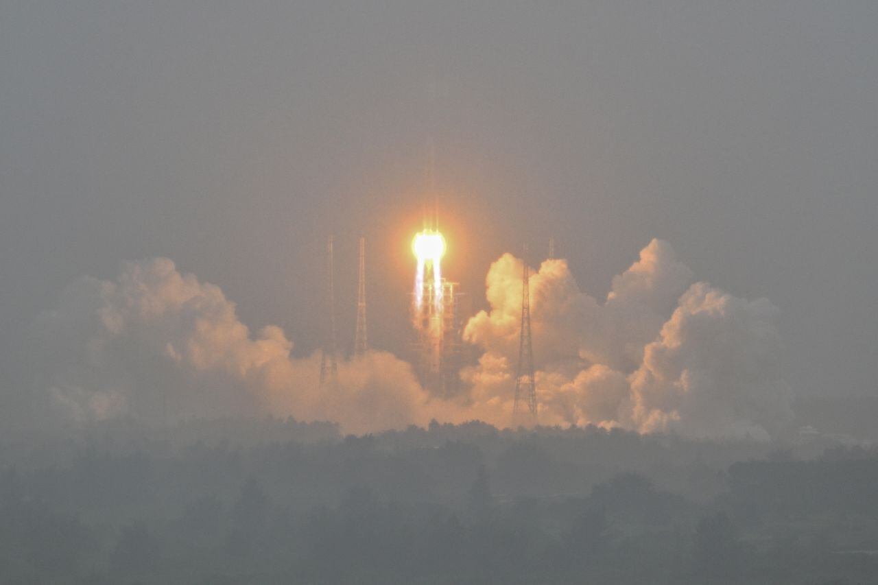 Cohete de gran tamaño carga la sonda Chang'e-6 que se dirige a la Luna.