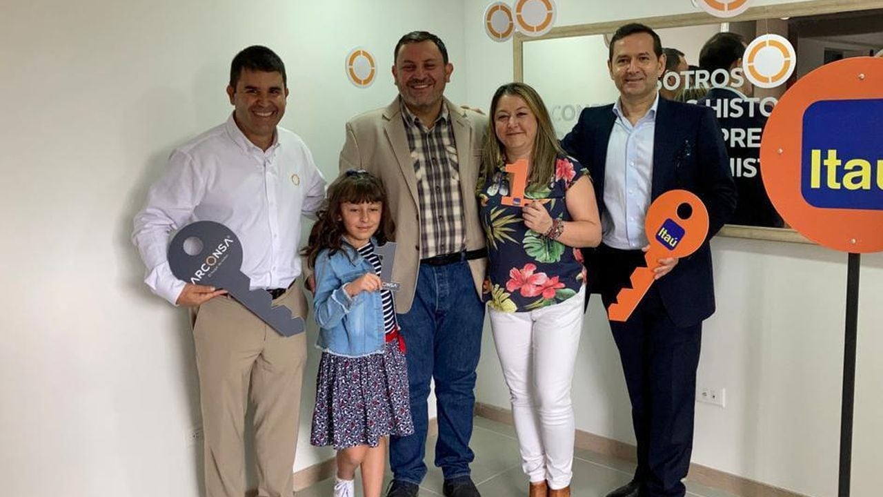 Jean Paul Rubiano (centro), su hija Luciana Rubiano y su esposa Ángela María Jiménez, son los primeros beneficiados del programa Ecobertura, que subsidia la tasa de interés del crédito hipotecario de viviendas sostenibles.