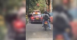 Por tercera vez, en menos de 24 horas, se presentó un robo a mano armada en Bogotá a plena luz del día a un carro, esta vez en el barrio La Cabrera, en Chapinero.