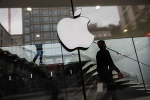 El logotipo de Apple se ve en la tienda de Milán, Italia, el 6 de octubre de 2021 (Foto de Jakub Porzycki / NurPhoto a través de Getty Images).