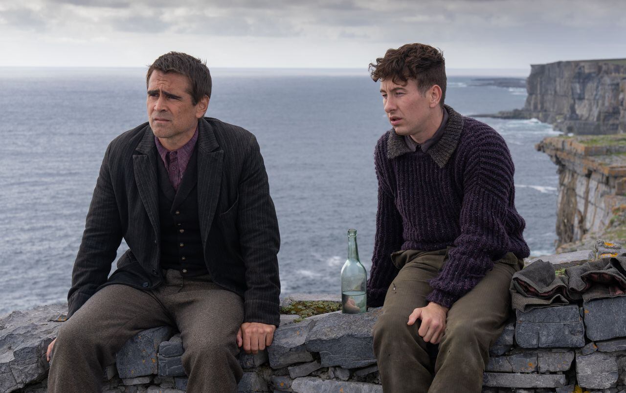Colin Farrell y Barry Keoghan en THE BANSHEES OF INISHERIN. Foto de Jonathan Hession.