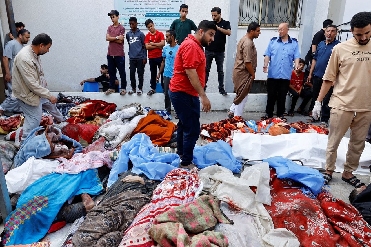 Los cadáveres de palestinos muertos en ataques israelíes yacen en un hospital en el sur de la Franja de Gaza, el 17 de octubre de 2023.