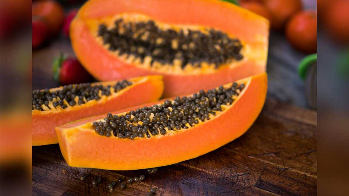 La papaya tienen propiedades antibacterianas o antiinflamatorias. Foto: Getty images.
