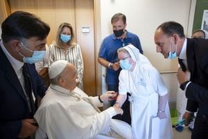 El Papa Francisco es recibido por una monja sentado en una silla de ruedas dentro del Policlínico Universitario Agostino Gemelli en Roma, el domingo 11 de julio de 2021