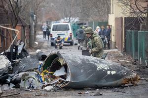 Un soldado del ejército ucraniano inspecciona los fragmentos de un avión derribado en Kiev, Ucrania, el viernes 25 de febrero de 2022. No estaba claro qué avión se estrelló y qué lo derribó en medio de la invasión rusa en Ucrania. Rusia está presionando su invasión de Ucrania hasta las afueras de la capital después de desatar ataques aéreos en ciudades y bases militares y enviar tropas y tanques desde tres lados. (Foto AP/Vadim Zamirovsky)