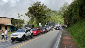 Una fila de vehículos de aproximadamente dos kilómetros aguarda por la habilitación del paso por la vía alterna La Sierra.