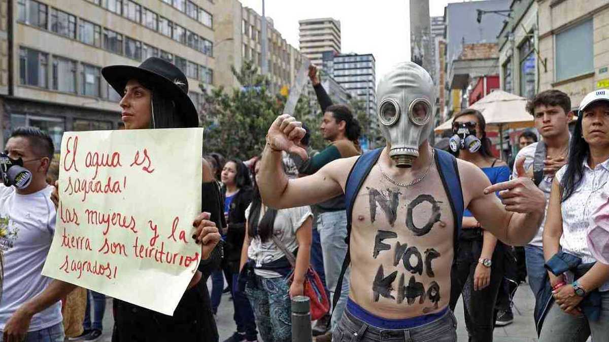La ciudadanía ha salido en varias oportunidades a las calles a mostrar su inconformismo por el posible desarrollo de fracking en Colombia. Foto: archivo / Semana. 