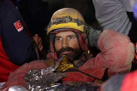 En imágenes : Espeleólogo estadounidense rescatado de una cueva a 1.000 metros de profundidad.