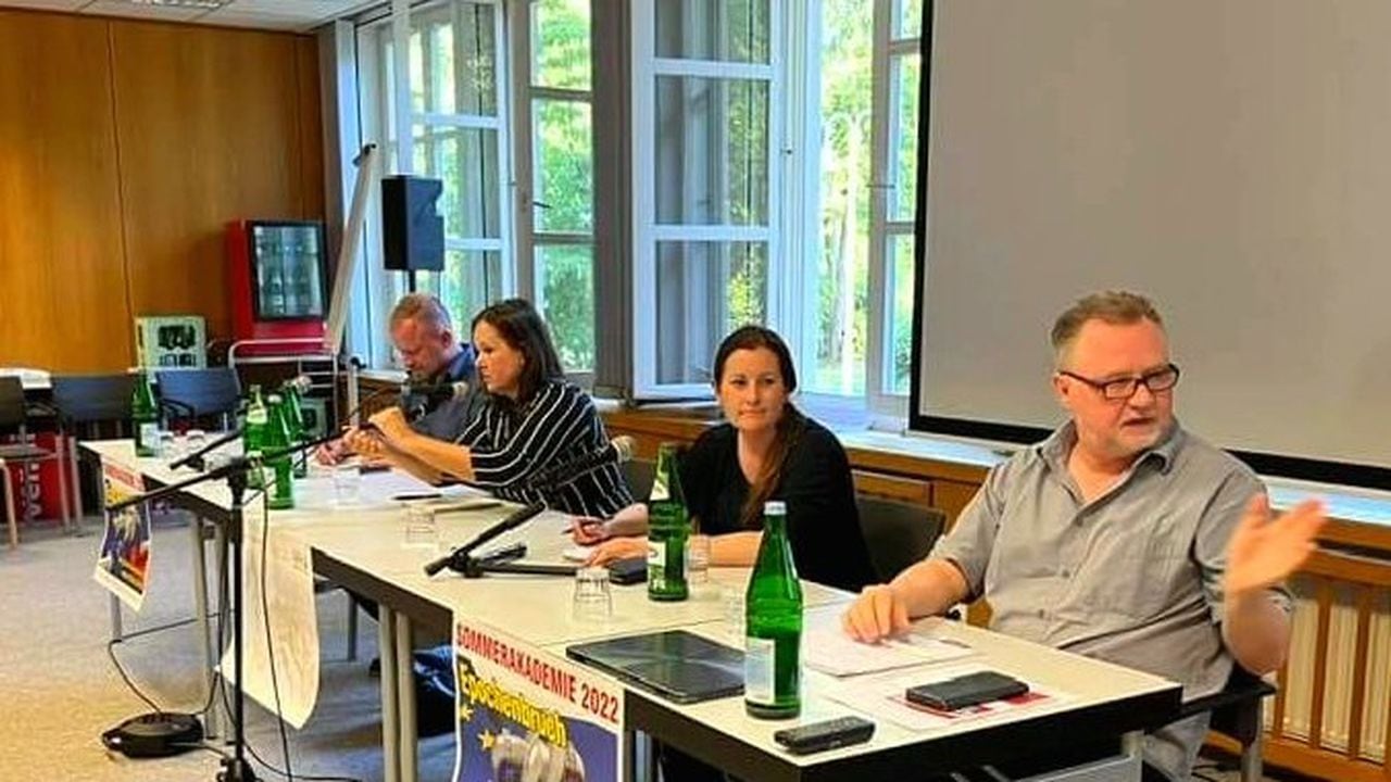 Janine Wissler (tercera de izquierda a derecha), copresidente del partido socialista alemán La Izquierda