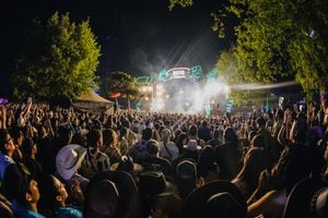 Los fanáticos asisten al concierto acústico de Kinky durante el Festival 'Tecate Pal'Norte' 2024 en el Parque Fundidora el 31 de marzo de 2024 en Monterrey, México
