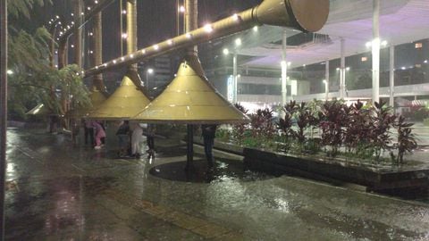 En la plazoleta Jairo Varela también se presentaron lluvias, las personas se resguardaron en distintas zonas de la misma.