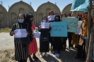 Un grupo de mujeres protesta contra los talibanes en Kabul, Afganistán.