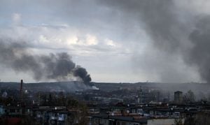 El humo oscuro se eleva luego de un ataque aéreo en en el oeste de Ucrania, el 18 de abril de 2022. (Photo by Yuriy Dyachyshyn / AFP)