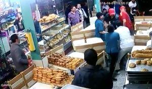 Foto de un robo en una panadería en Suba, donde los ciudadanos atraparon al ladrón y lo lincharon