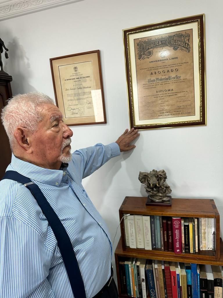 Luis Antonio Cuéllar se graduó de doctorado a sus 98 años