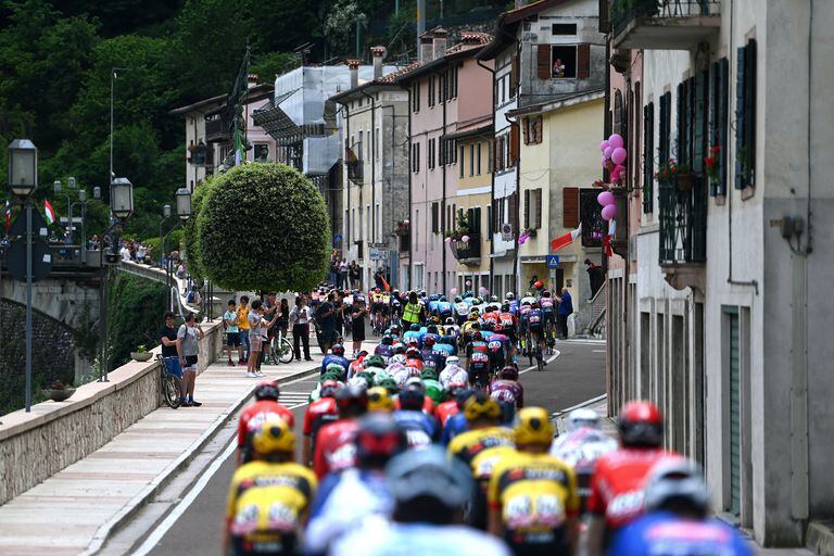 na vista general del pelotón que pasa por Bassano del Grappa Village durante el 106.º Giro de Italia 2023, Etapa 17, una etapa de 197 km desde Pergine Valsugana a Caorle