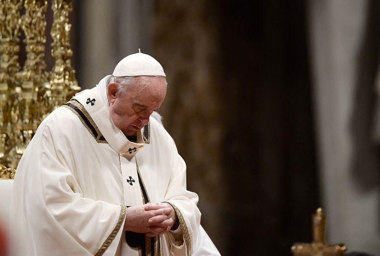El Papa Francisco dirige una misa de Nochebuena en la basílica de San Pedro en el Vaticano el 24 de diciembre de 2021.