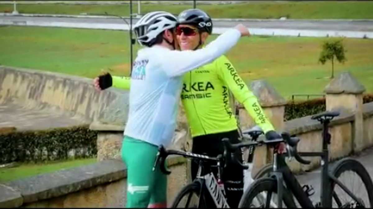 Nairo Quintana le entrega bicicleta a Nairo Quintana