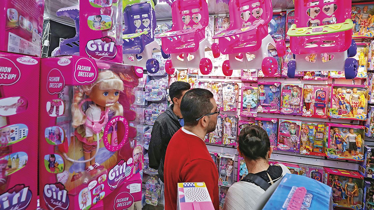 En zonas como San Victorino, en Bogotá, están optimistas con las ventas para Navidad. Se esperaba que por su éxito cinematográfico las figuras de Barbie y de Mario Bros fueran los protagonistas de la temporada, pero siguen reinando los juguetes tradicionales.  