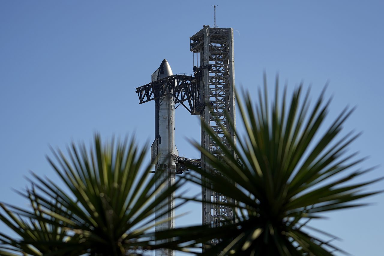 Starbase, Estados Unidos | AFP | jueves 16/11/2023 - 16:48 UTC-5 | 342 palabras

SpaceX ha retrasado un día el esperado segundo lanzamiento de su cohete Starship de nueva generación debido a problemas técnicos, informó este jueves el consejero delegado de la empresa, Elon Musk.

La industria espacial está expectante ante este vuelo de prueba, previsto inicialmente para el viernes y que ahora despegará el sábado, después de que un primer intento en abril acabara en una explosión masiva.

"Tenemos que sustituir un accionador de la aleta de rejilla, así que el lanzamiento se pospone al sábado", publicó Musk en su red social X, antes conocida como Twitter.