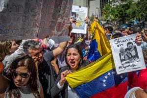 Decenas de venezolanos y cubanos radicados en EE.UU. protestan frente al restaurante de Nusret Gökçe, el chef turco que ofreció recientemente un festín al presidente de Venezuela, Nicolás Maduro, durante su visita a Estambul.