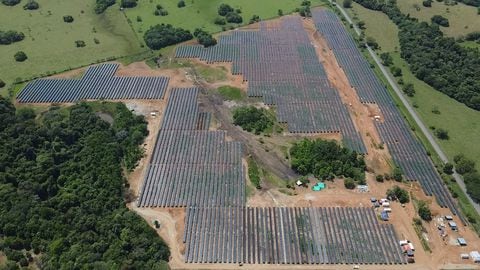 El parque solar Versalles generará 24,2 megavatios-hora por año (MWh/año) de electricidad completamente renovable, equivalente al consumo anual de 21 mil familias colombianas.