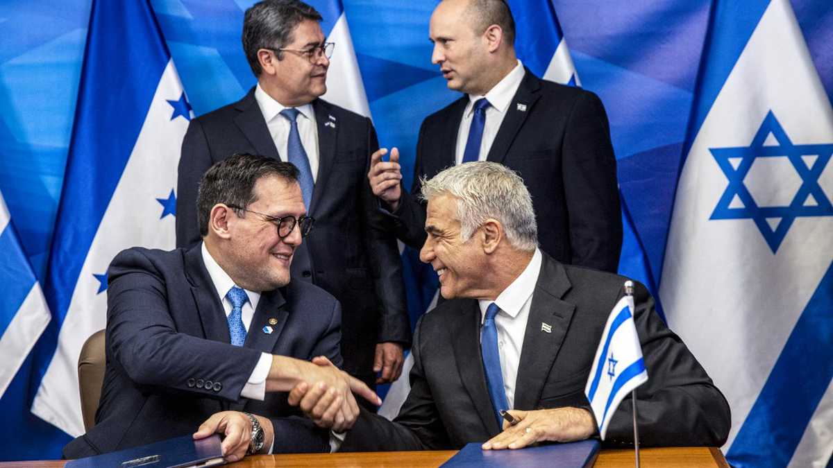 IEl canciller israelí Yair Lapid (abajo a la derecha) le da la mano al canciller hondureño Lisandro Rosales (abajo a la izquierda) mientras el primer ministro israelí Naftali Bennett (arriba a la derecha) habla con el presidente hondureño Juan Orlando Hernández (arriba a la izquierda) durante la firma de acuerdos bilaterales en Oficina del  Primer Ministro en Jerusalén.