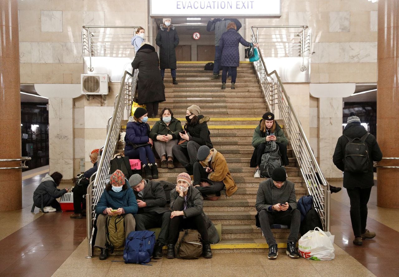 La gente se refugia en una estación de metro, después de que el presidente ruso, Vladimir Putin, autorizó una operación militar en el este de Ucrania, en Kiev.
