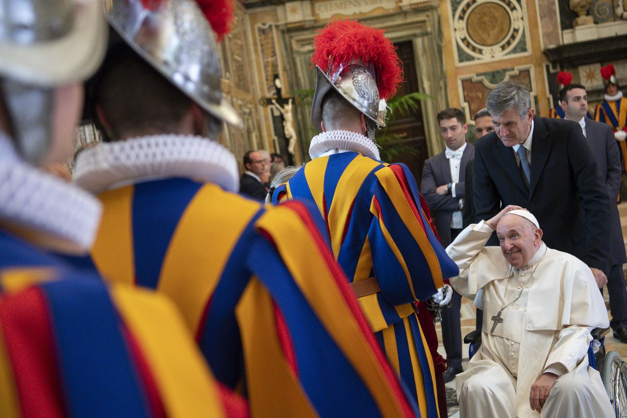 Esta foto tomada y distribuida el 6 de mayo de 2022 por The Vatican Media muestra al Papa Francisco, sentado en una silla de ruedas luego de un tratamiento en la rodilla, saludando a la Guardia Suiza durante la ceremonia de juramento de los nuevos reclutas de la guardia suiza pontificia en el Vaticano. (Photo by Handout / VATICAN MEDIA / AFP) / RESTRINGIDO A USO EDITORIAL - CRÉDITO OBLIGATORIO "AFP PHOTO / VATICAN MEDIA" - SIN MARKETING - SIN CAMPAÑAS PUBLICITARIAS - DISTRIBUIDO COMO SERVICIO A CLIENTES