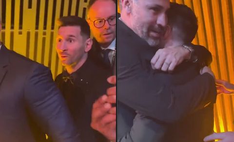 Lionel Messi y Mario Yepes infundidos en un abrazo en los premios The Best.