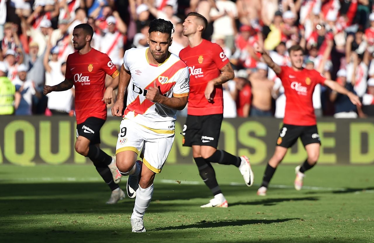 MADRID, SPAIN - SEPTEMBER 30:  Radamel Falcao of Rayo Vallecano celebrates after scoring their team's 2nd goal from the penalty spot during the LaLiga EA Sports match between Rayo Vallecano and RCD Mallorca at Estadio de Vallecas on September 30, 2023 in Madrid, Spain. (Photo by Denis Doyle/Getty Images)