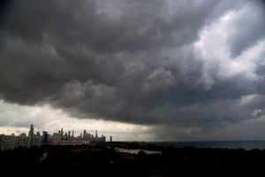 Nubes de tormenta se desplazan sobre el centro de Chicago y el vecindario Bronzeville el miércoles 12 de julio de 2023, dirigiéndose al este sobre el Lago Michigan. (AP Foto/Charles Rex Arbogast)