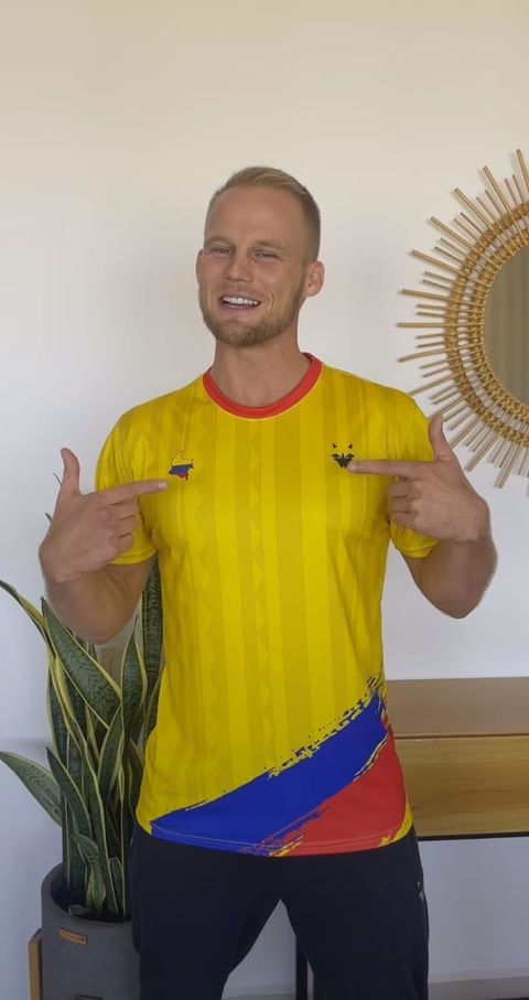 Dominic Wolf y su nueva camiseta de Colombia.